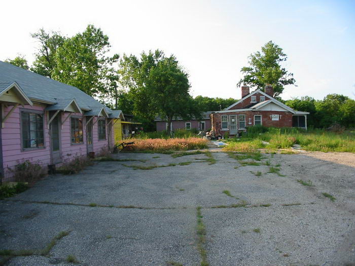 Pines Motel - 2002 Photo (newer photo)